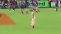 VIDEO: Rugbyový zápas prerušil naháč. Toho spacifikoval bleskurýchly Superman