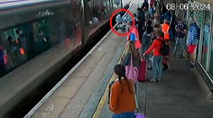 VIDEO: Matka chytila kočík s dieťaťom v poslednom momente, zrážke s vlakom nezabránila