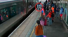 VIDEO: Matka chytila kočík s dieťaťom v poslednom momente, zrážke s vlakom nezabránila