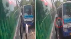 VIDEO: Muž sa ocitol v zdanlivo bezvýchodiskovej situácii. Po nehode odkráčal, ako keby sa nič nestalo
