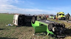 Ženu s dvomi malými deťmi zmietol z cesty 25-ročný vodič. Pri obci Okoč musel zasahovať vrtuľník