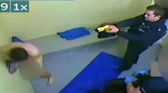 Šokujúce zábery z policajnej stanice: Na nahého muža „vystrelili" paralyzérom