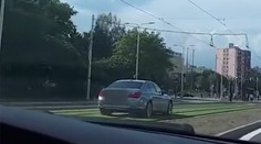 Vodič na BMW sa v Košiciach "hral" na električku