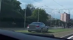 Vodič na BMW sa v Košiciach "hral" na električku