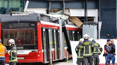 FOTO: Tragická nehoda v Rakúsku. Do obchodu narazil trolejbus, jedna osoba prišla o život
