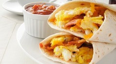 Burritos s údenou makrelou a miešanými vajíčkami