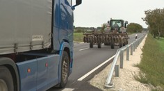 Opravená cesta pri Veľkom Mederi spôsobuje komplikácie poľnohospodárom. Vážnou prekážkou sú zvodidlá