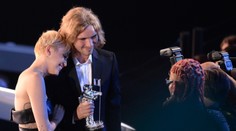 Na bezdomovca, ktorý prevzal cenu za Miley Cyrus, je vydaný zatykač