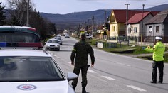 Autobus zachvátili plamene. Jeden z najfrekventovanejších horských priechodov je uzavretý