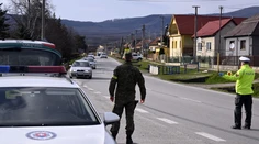 Autobus zachvátili plamene. Jeden z najfrekventovanejších horských priechodov je uzavretý