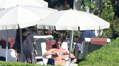 Jennifer Aniston sa opaľovala hore bez. Ukázala aj zadok v tangách