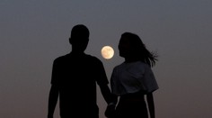 Slovensko zažije unikátne nebeské divadlo. Na oblohe bude žiariť jahodový spln