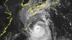 OBRAZOM: Rýchlosť 270 km/h a 500 mm zrážok. Japonsko sa pripravuje na supertajfún Nanmadol