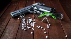 Mladíci v Trenčíne lúpili pištoľou na guličky. Na stretnutie vylákali muža, ktorý predával mobil cez internet