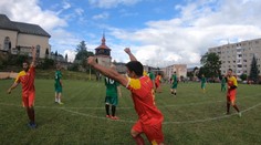 Niektorí im držia palce, iní ich zatracujú. Rómov v Hanušovciach spojil futbal