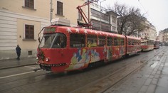 Jedna z najobľúbenejších súčastí sviatkov v Bratislave je späť. Vianočná električka vyrazila do ulíc