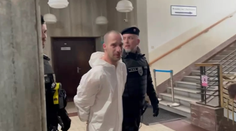 VIDEO: Mužovi obvinenému z brutálnej vraždy v Podunajských Biskupiciach nepomohli ani slzy. Sudca ho vzal do väzby