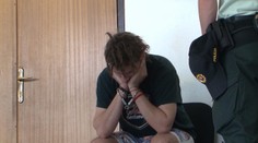 Bizarný incident v Trenčíne! Po telefonáte s frajerkou bodol nožom mladé dievča