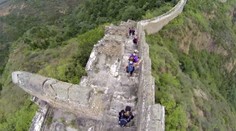 Číňania si rozoberajú svoju pýchu. Z múru vznikajú domy