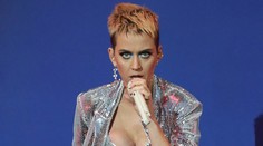 Krátke šaty nebola správna voľba. Katy Perry počas vystúpenia zaspievala aj ukázala