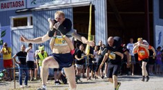 Tajomstvo šialených majstrovstiev sveta v nosení manželky odhalené!