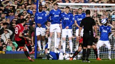 Arsenal nestiahol manko na lídra, nezvládol derby. Man United sa vytrápil proti Evertonu, blamáž žehlil v závere