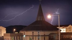 Počas včerajšej búrky vznikli aj takéto nádherné fotky a videá