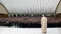 Pápež František poprosil o odpustenie pre kňazov, ktorí zneužívali deti