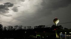 Život ohrozujúce tornádo sa prehnalo juhom USA. Ľudí varovali, aby vyhľadali úkryt