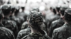 Reakcia na vojnu. Európska krajina plánuje povolávať do služby aj ženy