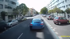 VIDEO: Arogantný vodič na Porsche vybrzďoval hasičov