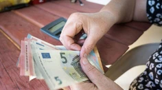 Seniori dostanú prvýkrát peniaze z daní svojich detí. Poznáme termíny výplat