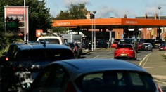 Briti panikária. Pred benzínkami sa tvoria kolóny, dochádza im benzín