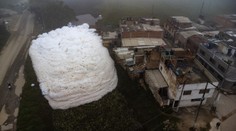 Otrasný zápach a strach o život. Predmestie Bogoty pokryla jedovatá pena