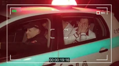 Policajt požičal uniformy a auto do videoklipu. Vyrobil si poriadny problém