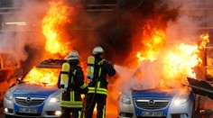 Agresívni demonštranti: Počas protestu zapálili policajné autá