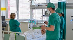 Počet hospitalizovaných opäť stúpol, pribudlo päť úmrtí