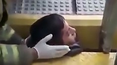 Kuriózna záchrana. Mladíkovi uviazla hlava v medzere medzi vlakom a nástupišťom