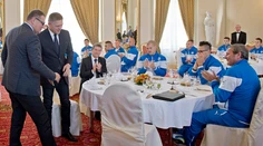 Futbalisti obedovali s premiérom. No neobliekli sa najvhodnejšie