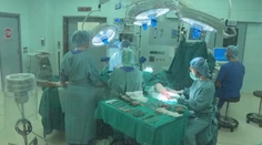 Najhoršie majú za sebou, ale liečba bude dlhá. Prehovorili lekári, ktorí sa starajú o mladých ľudí zo švajčiarskeho baru