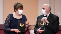 Nobelovu cenu za fyziológiu a medicínu udelili za výskum mRNA vakcín, ktorými sa očkuje proti covidu