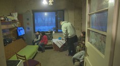 Nielenže je vdovec so štyrmi deťmi, ale musí bojovať ešte aj s úradmi. Jeho dom vraj vydražili neprávom