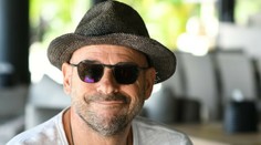 Miliardára a zakladateľa Cirque du Soleil zadržali za pestovanie marihuany na vlastnom ostrove