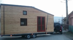 Nechceli sa zadlžiť ani ostať na jednom mieste. Mladá dvojica si postavila dom na kolesách