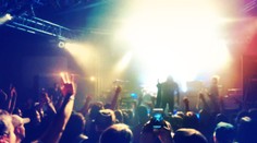 Orálny sex za fľašu alkoholu. Dievča na diskotéke uspokojilo 24 mužov!