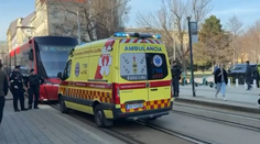 VIDEO: Nehoda v centre Bratislavy. Električka zrazila chodca, premávka je pozastavená