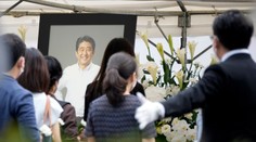 Posledná rozlúčka so zastreleným japonským expremiérom: Tvorili sa dlhé rady ľudí