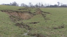 Prievidžanov vystrašili nebezpečné trhliny v zemi. Obávajú sa, že keď ich zasypú, bude to ešte horšie