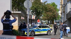Rukojemnícka dráma v nemeckej banke. Keď policajti vošli dnu, ostali v šoku