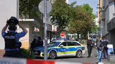 Rukojemnícka dráma v nemeckej banke. Keď policajti vošli dnu, ostali v šoku
